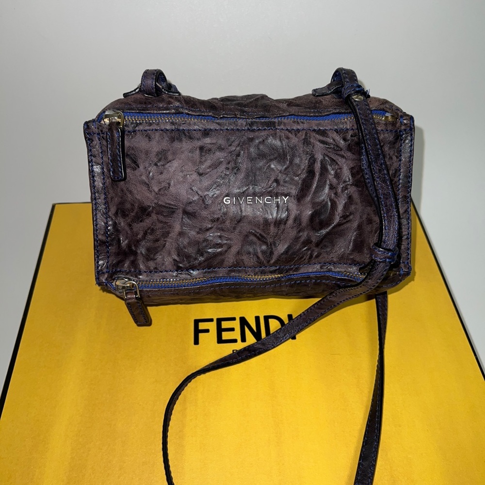 CIVENCHY Italy crossbody bag! - Picture 3 of 12